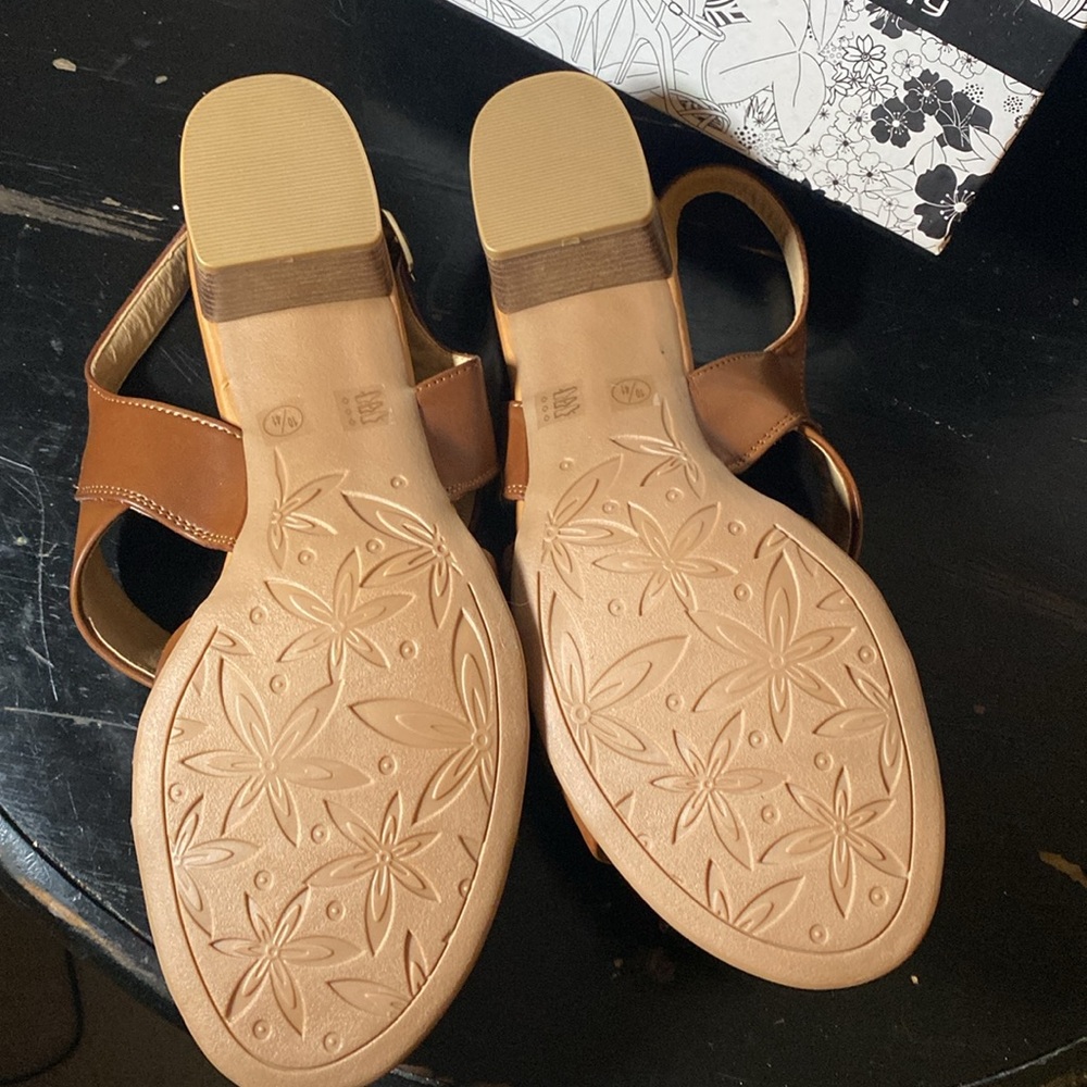CL Laundry sandal with heel. New in the box❤️ - Picture 3 of 7